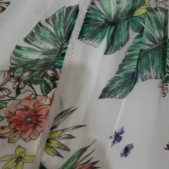 NWT! Floral dress with crochet accents - Picture 4 of 7